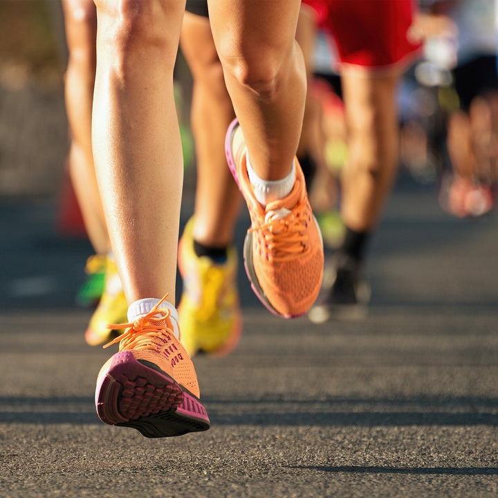 Bild på personer som är ute och springer