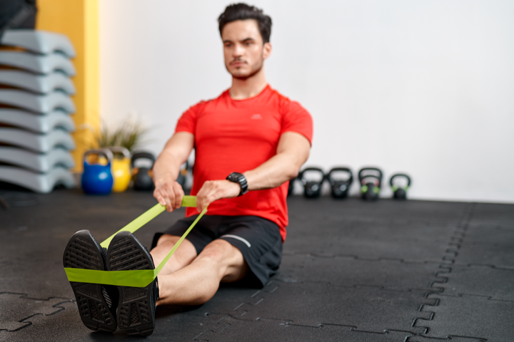 Bild på en man som tränar med ett träningsband