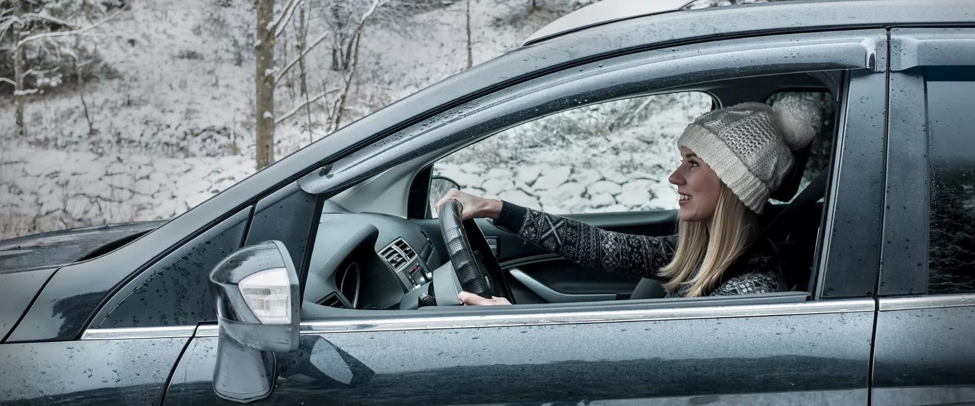 Nainen ajaa autoa Nainen ajaa autoa