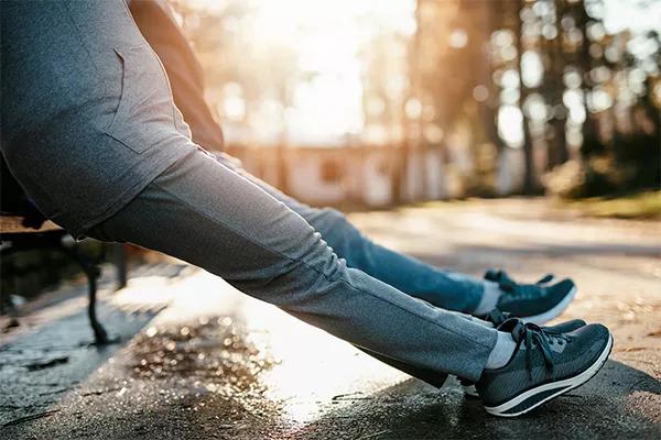 Näin kylmyys voi vaikuttaa nivelrikkoon Kuva kahdesta henkilöstä istumassa penkillä